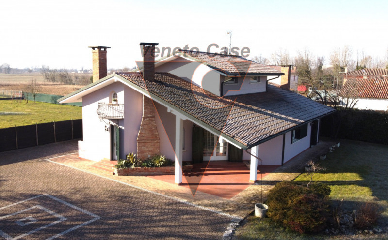 Questa elegante casa singola è situata a San Giorgio delle Pertiche, un comune tranquillo e ben c...