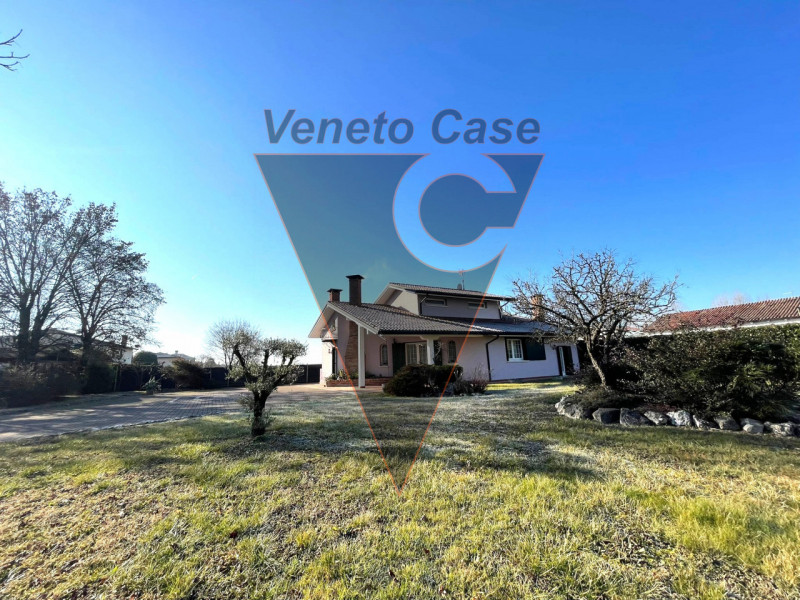 Questa elegante casa singola è situata a San Giorgio delle Pertiche, un comune tranquillo e ben c...