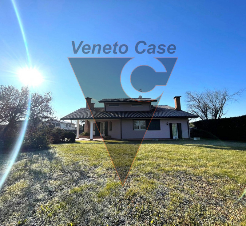 Questa elegante casa singola è situata a San Giorgio delle Pertiche, un comune tranquillo e ben c...