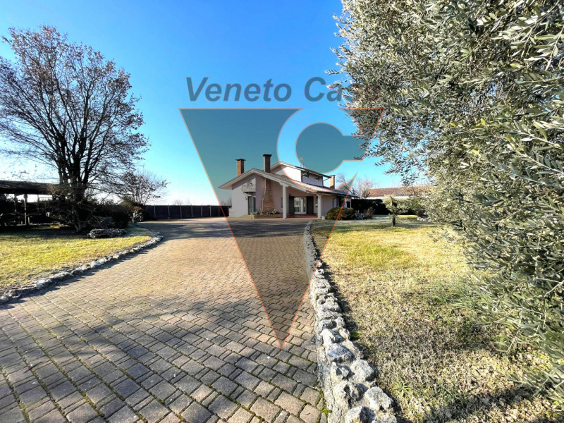 Questa elegante casa singola è situata a San Giorgio delle Pertiche, un comune tranquillo e ben c...