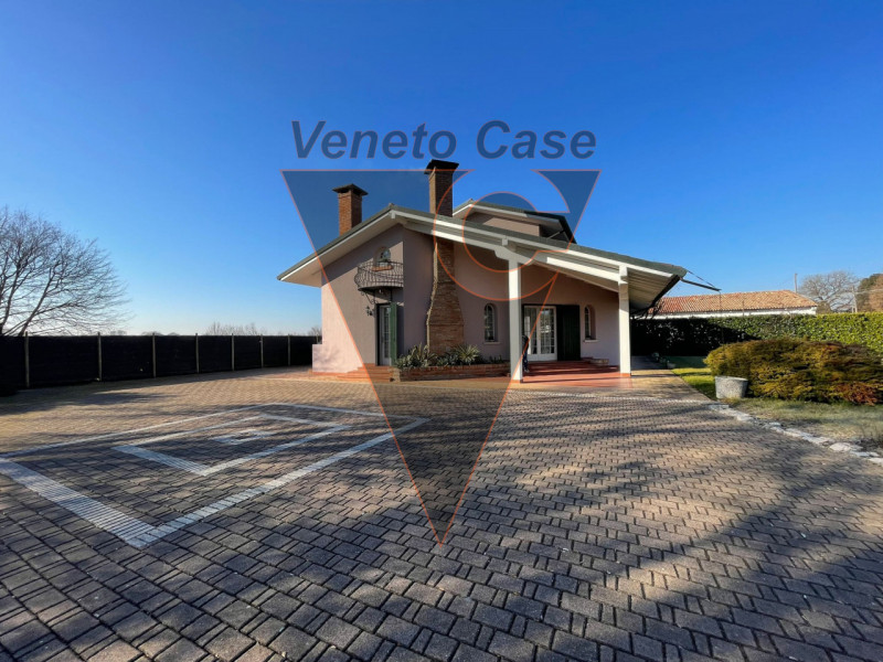 Questa elegante casa singola è situata a San Giorgio delle Pertiche, un comune tranquillo e ben c...