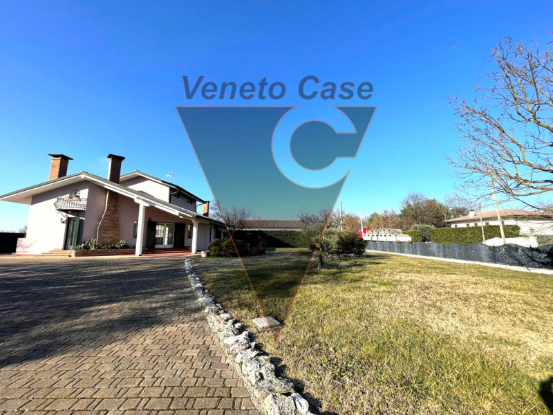 Questa elegante casa singola è situata a San Giorgio delle Pertiche, un comune tranquillo e ben c...