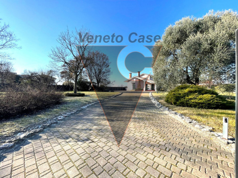 Questa elegante casa singola è situata a San Giorgio delle Pertiche, un comune tranquillo e ben c...