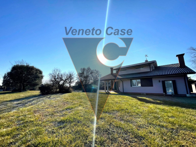 Questa elegante casa singola è situata a San Giorgio delle Pertiche, un comune tranquillo e ben c...