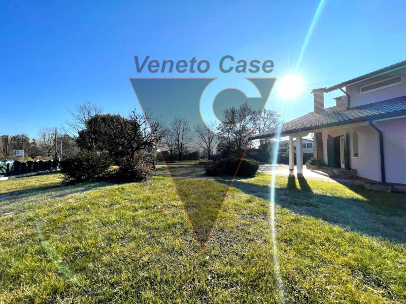 Questa elegante casa singola è situata a San Giorgio delle Pertiche, un comune tranquillo e ben c...