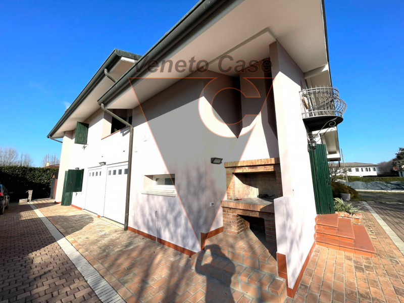 Questa elegante casa singola è situata a San Giorgio delle Pertiche, un comune tranquillo e ben c...