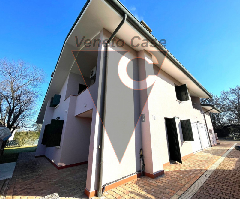 Questa elegante casa singola è situata a San Giorgio delle Pertiche, un comune tranquillo e ben c...