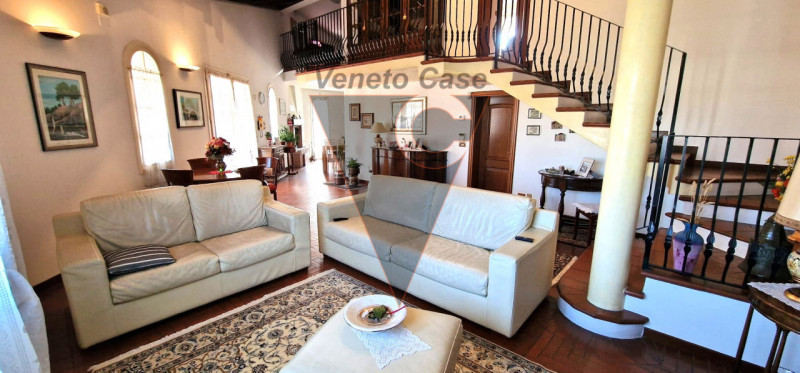 Questa elegante casa singola è situata a San Giorgio delle Pertiche, un comune tranquillo e ben c...