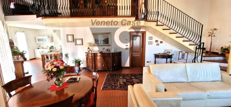 Questa elegante casa singola è situata a San Giorgio delle Pertiche, un comune tranquillo e ben c...