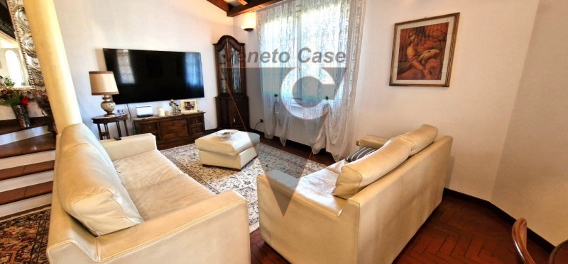 Questa elegante casa singola è situata a San Giorgio delle Pertiche, un comune tranquillo e ben c...