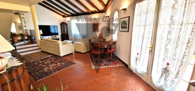 Questa elegante casa singola è situata a San Giorgio delle Pertiche, un comune tranquillo e ben c...