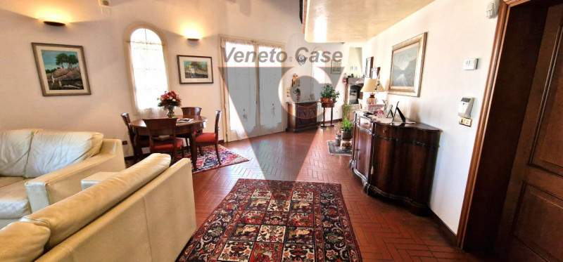Questa elegante casa singola è situata a San Giorgio delle Pertiche, un comune tranquillo e ben c...