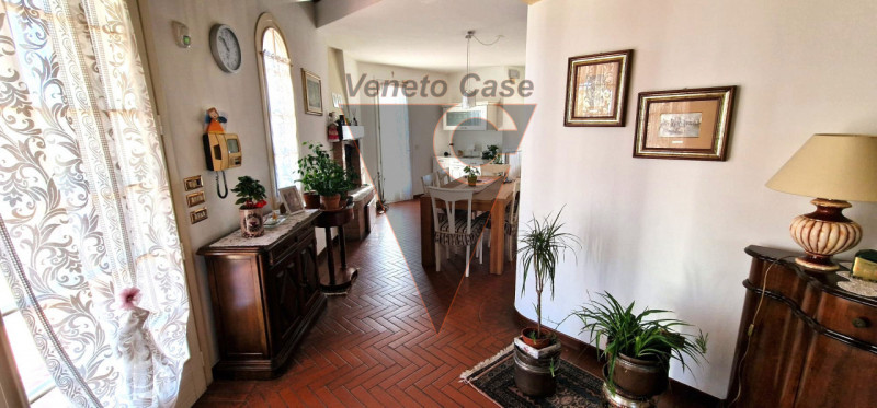 Questa elegante casa singola è situata a San Giorgio delle Pertiche, un comune tranquillo e ben c...