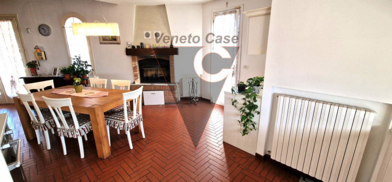 Questa elegante casa singola è situata a San Giorgio delle Pertiche, un comune tranquillo e ben c...