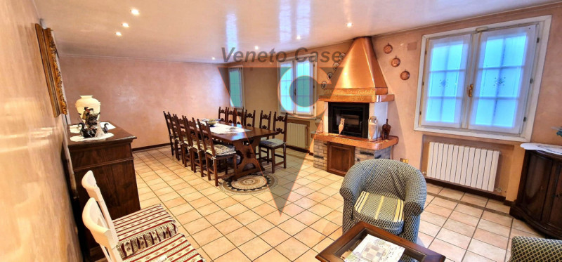 Questa elegante casa singola è situata a San Giorgio delle Pertiche, un comune tranquillo e ben c...