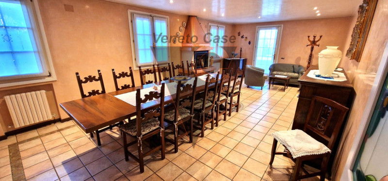 Questa elegante casa singola è situata a San Giorgio delle Pertiche, un comune tranquillo e ben c...