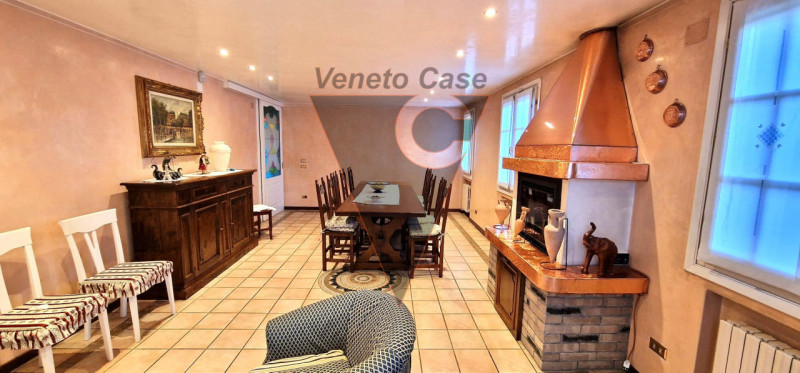 Questa elegante casa singola è situata a San Giorgio delle Pertiche, un comune tranquillo e ben c...