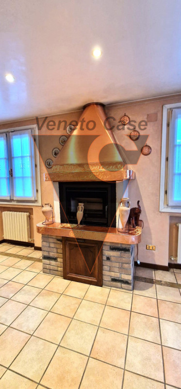 Questa elegante casa singola è situata a San Giorgio delle Pertiche, un comune tranquillo e ben c...