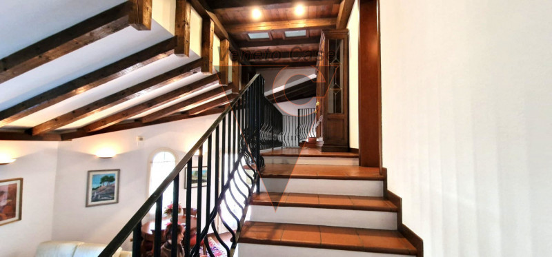 Questa elegante casa singola è situata a San Giorgio delle Pertiche, un comune tranquillo e ben c...