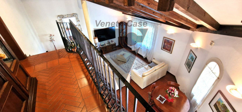 Questa elegante casa singola è situata a San Giorgio delle Pertiche, un comune tranquillo e ben c...