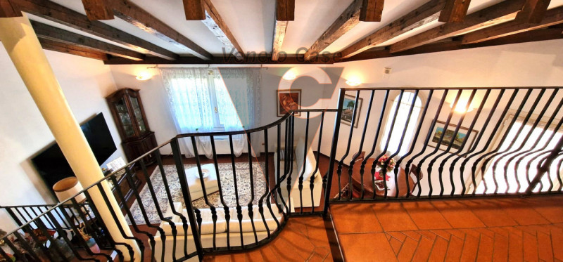 Questa elegante casa singola è situata a San Giorgio delle Pertiche, un comune tranquillo e ben c...