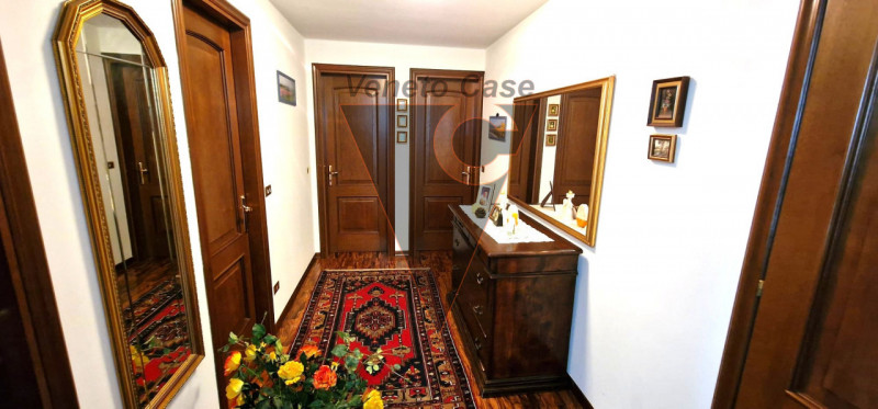 Questa elegante casa singola è situata a San Giorgio delle Pertiche, un comune tranquillo e ben c...