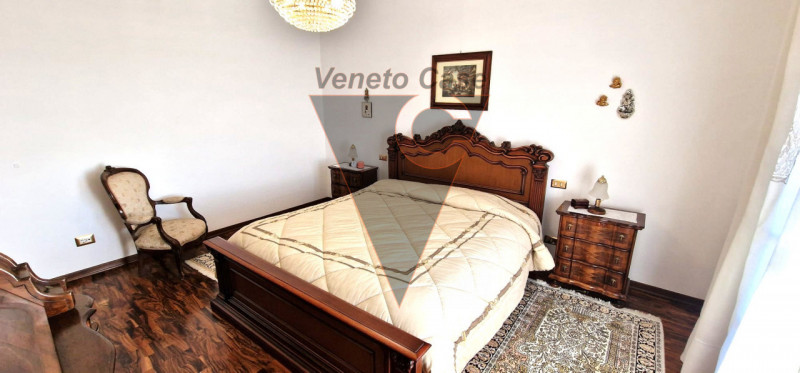 Questa elegante casa singola è situata a San Giorgio delle Pertiche, un comune tranquillo e ben c...