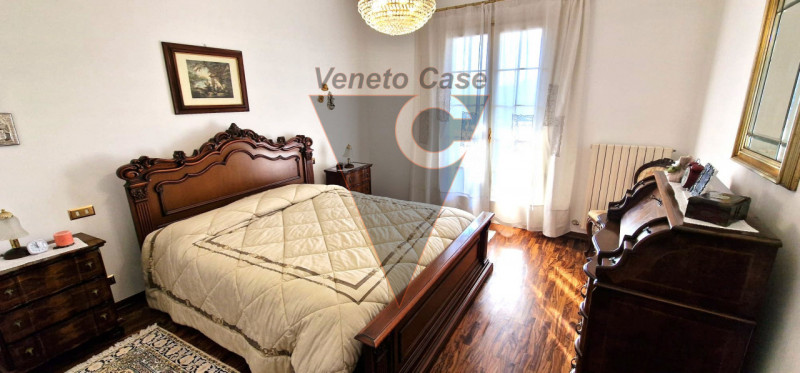 Questa elegante casa singola è situata a San Giorgio delle Pertiche, un comune tranquillo e ben c...