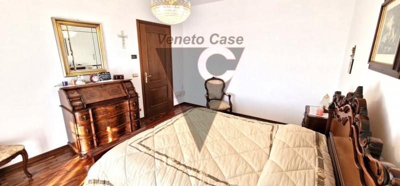 Questa elegante casa singola è situata a San Giorgio delle Pertiche, un comune tranquillo e ben c...