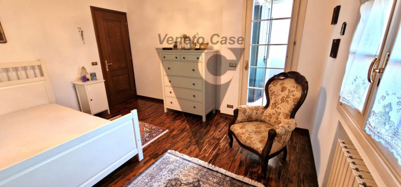Questa elegante casa singola è situata a San Giorgio delle Pertiche, un comune tranquillo e ben c...