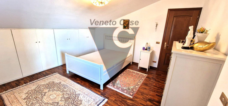 Questa elegante casa singola è situata a San Giorgio delle Pertiche, un comune tranquillo e ben c...