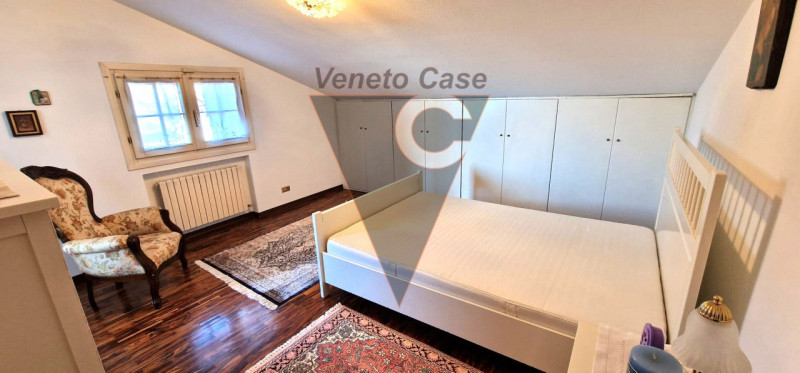 Questa elegante casa singola è situata a San Giorgio delle Pertiche, un comune tranquillo e ben c...