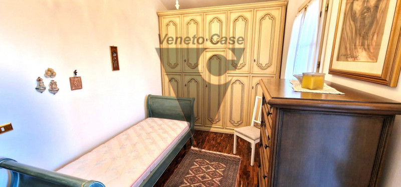 Questa elegante casa singola è situata a San Giorgio delle Pertiche, un comune tranquillo e ben c...