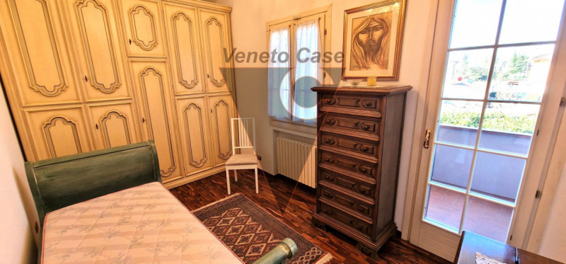 Questa elegante casa singola è situata a San Giorgio delle Pertiche, un comune tranquillo e ben c...