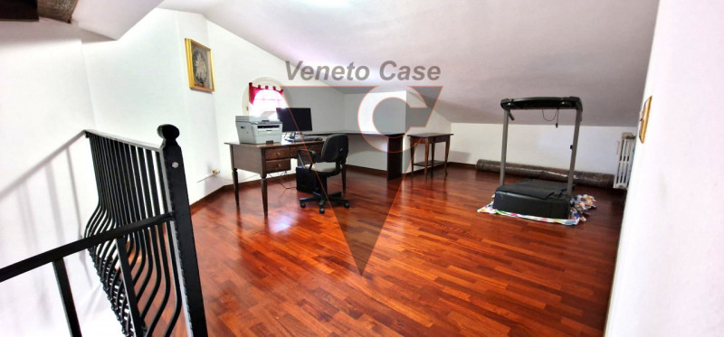 Questa elegante casa singola è situata a San Giorgio delle Pertiche, un comune tranquillo e ben c...