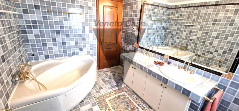 Questa elegante casa singola è situata a San Giorgio delle Pertiche, un comune tranquillo e ben c...