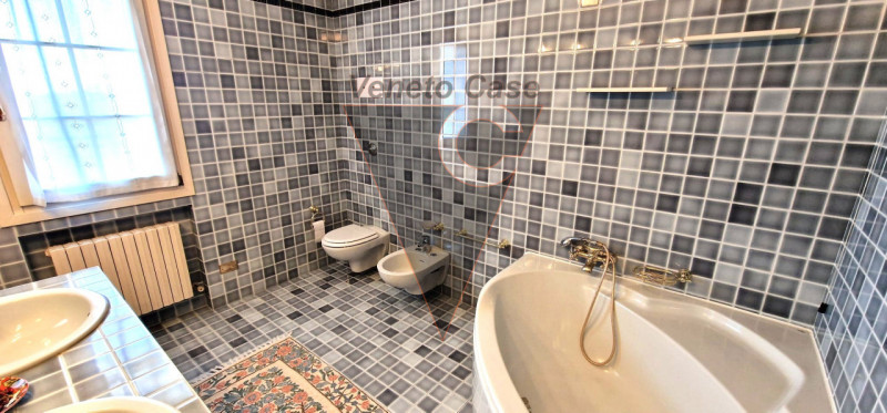 Questa elegante casa singola è situata a San Giorgio delle Pertiche, un comune tranquillo e ben c...