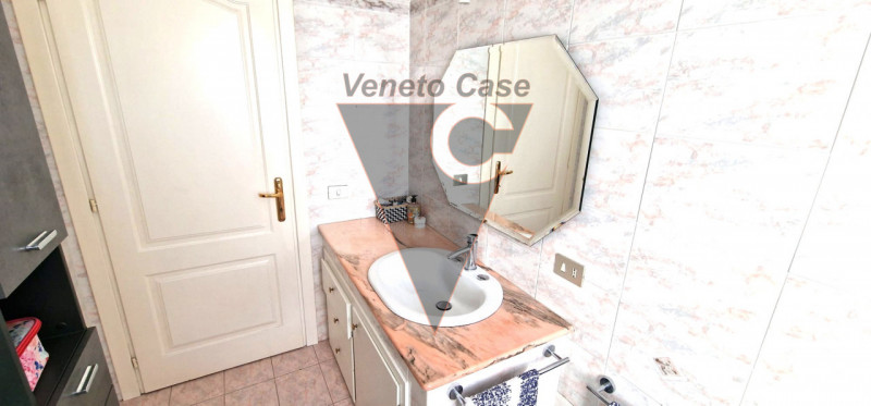 Questa elegante casa singola è situata a San Giorgio delle Pertiche, un comune tranquillo e ben c...