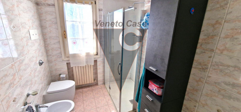 Questa elegante casa singola è situata a San Giorgio delle Pertiche, un comune tranquillo e ben c...