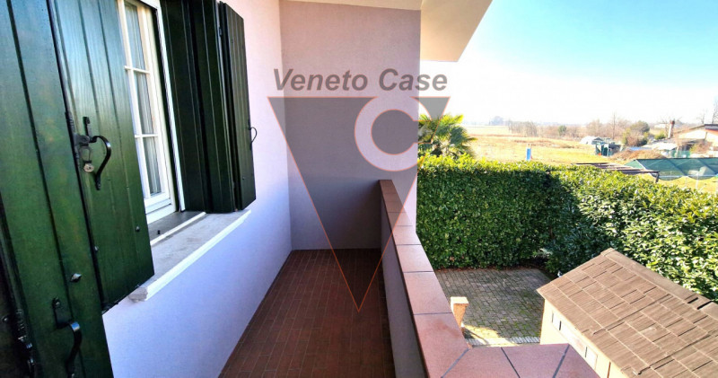 Questa elegante casa singola è situata a San Giorgio delle Pertiche, un comune tranquillo e ben c...