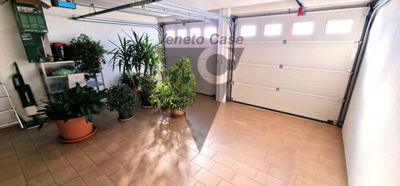 Questa elegante casa singola è situata a San Giorgio delle Pertiche, un comune tranquillo e ben c...