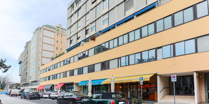 LUMINOSO UFFICIO  IN ZONA SCROVEGNI €.158.000 rif.-CL518


Proponiamo in vendita un elegante uffi...