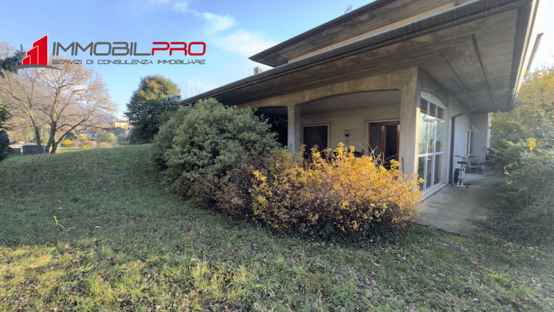 Fantastica villa singola di oltre 480 m² su un lotto di circa 2.000 m² in posizione tranquilla a ...