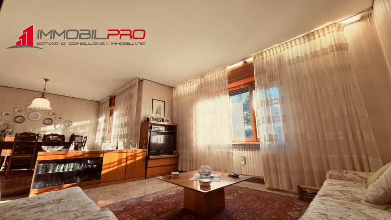 Fantastica villa singola di oltre 480 m² su un lotto di circa 2.000 m² in posizione tranquilla a ...