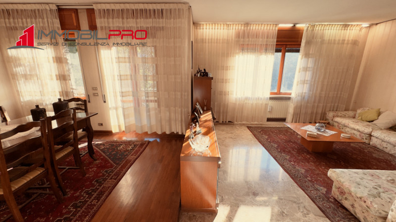 Fantastica villa singola di oltre 480 m² su un lotto di circa 2.000 m² in posizione tranquilla a ...