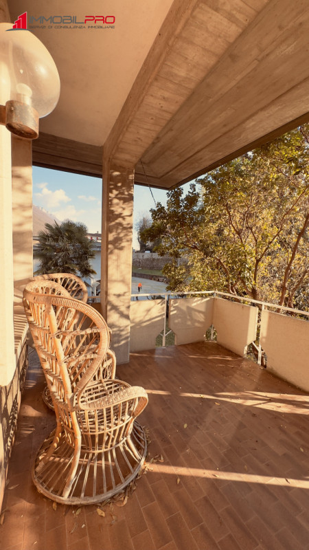 Fantastica villa singola di oltre 480 m² su un lotto di circa 2.000 m² in posizione tranquilla a ...