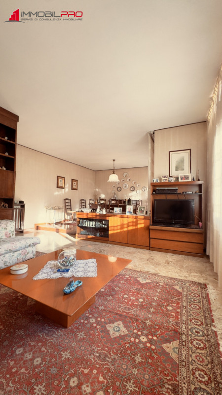 Fantastica villa singola di oltre 480 m² su un lotto di circa 2.000 m² in posizione tranquilla a ...