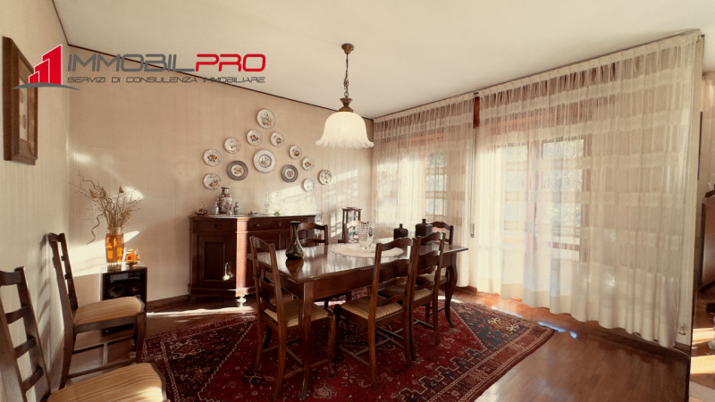 Fantastica villa singola di oltre 480 m² su un lotto di circa 2.000 m² in posizione tranquilla a ...