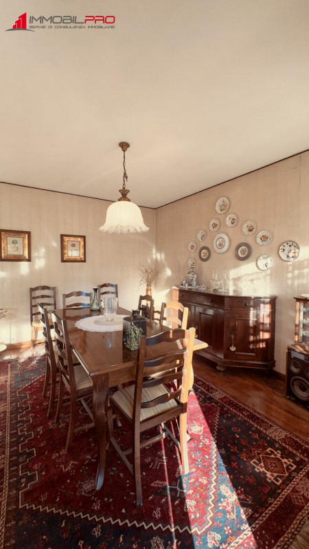 Fantastica villa singola di oltre 480 m² su un lotto di circa 2.000 m² in posizione tranquilla a ...