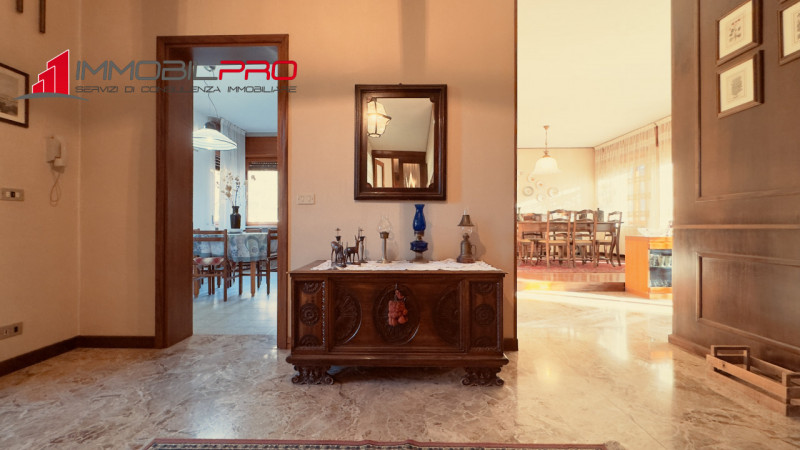 Fantastica villa singola di oltre 480 m² su un lotto di circa 2.000 m² in posizione tranquilla a ...